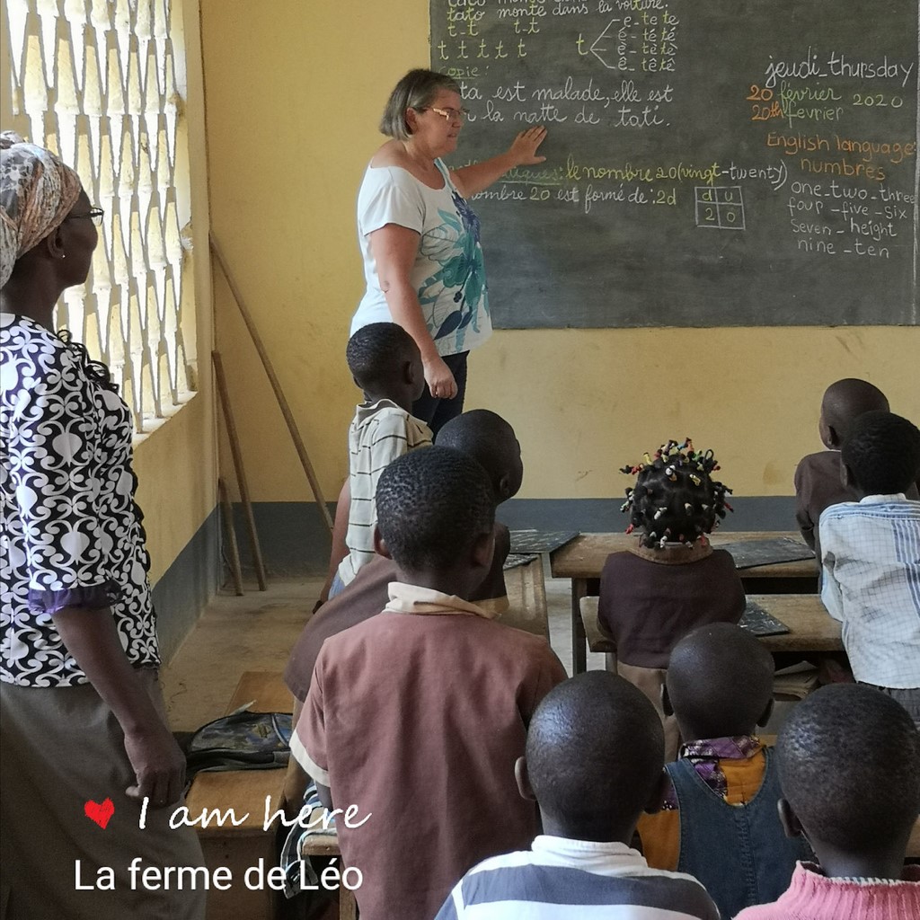 LFDL-bénévoles 2020-remise dons-école de Nkolnyama-Sylvie 